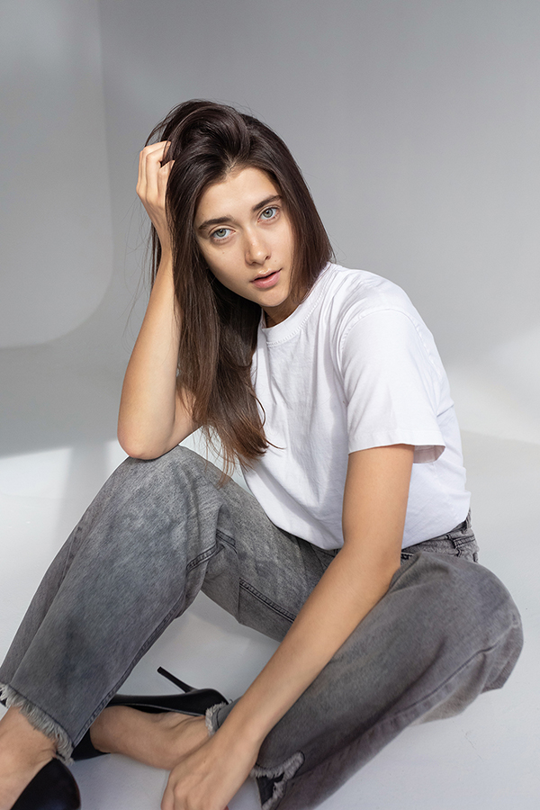 Personal photoshoot in a white studio located in Lisbon