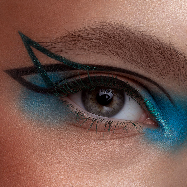 Graphic liner with blue glitter as an idea for party makeup